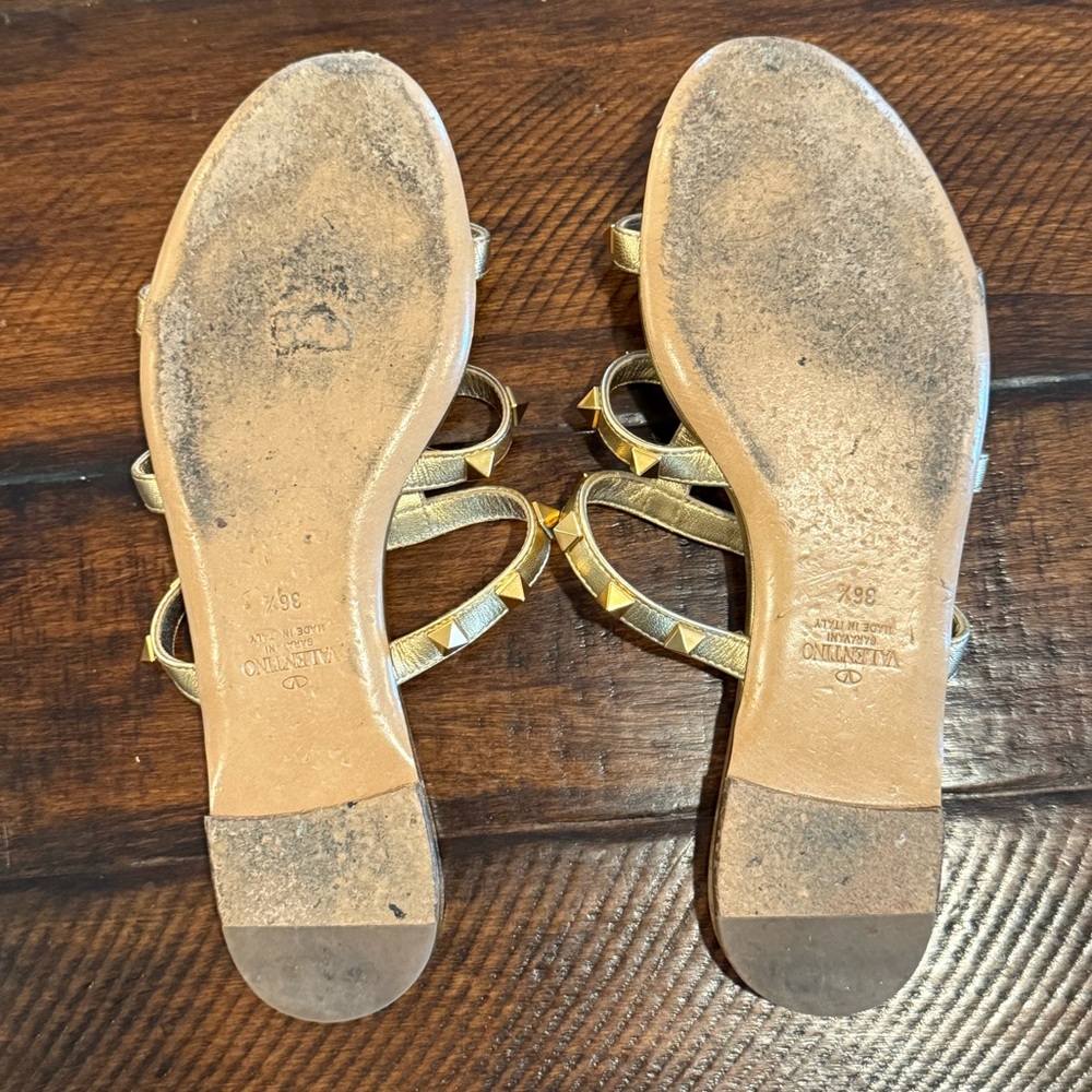 Valentino Garavani Rockstud Flat Metallic Nappa Slide Sandals - Picture 5 of 8